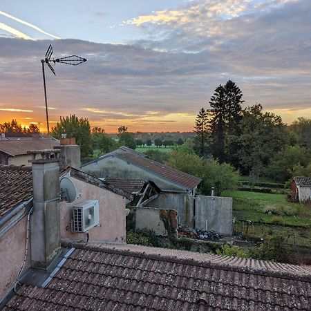 Le Cinoche, Cocon Sous Les Toits Lägenhet Pont-de-Vaux Exteriör bild