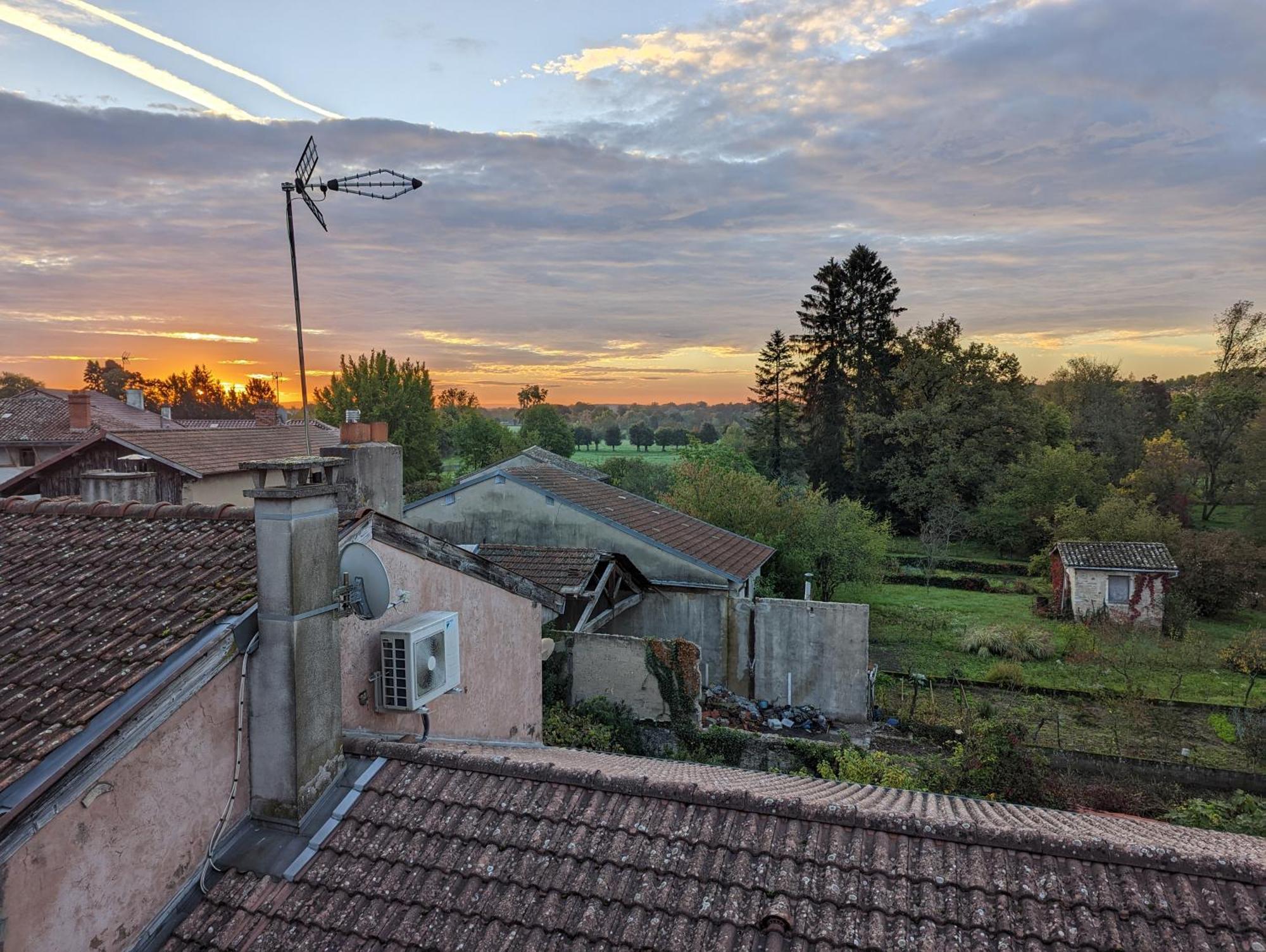 Le Cinoche, Cocon Sous Les Toits Lägenhet Pont-de-Vaux Exteriör bild