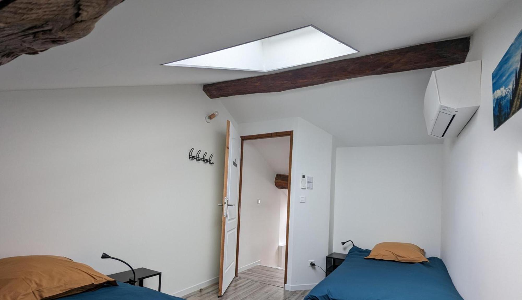 Le Cinoche, Cocon Sous Les Toits Lägenhet Pont-de-Vaux Exteriör bild